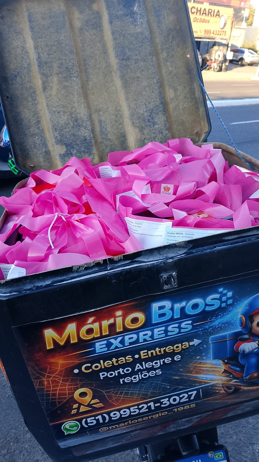 Encomendas embaladas sendo preparadas para entrega