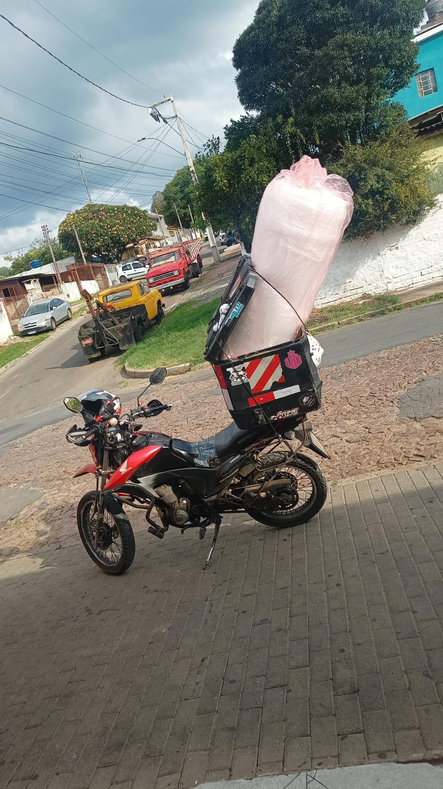 Transporte de encomenda volumosa pelo motoboy