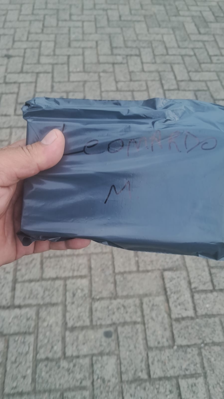 Envelope de comércio sendo entregue na rua